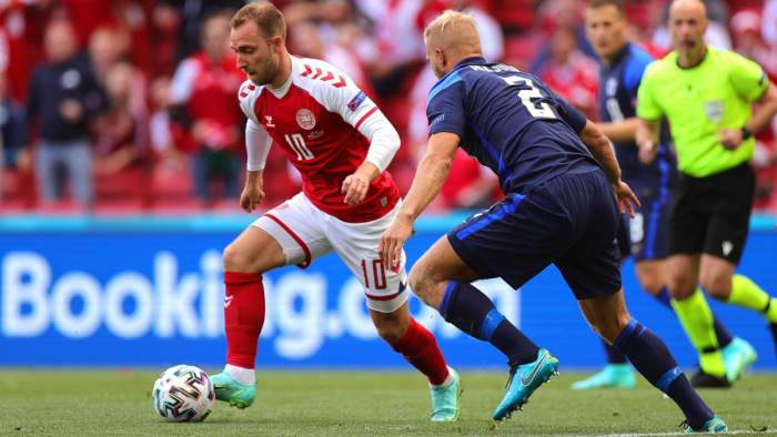 Összeesett egy dán játékos a Dánia-Finnország mérkőzésen, áll a játék