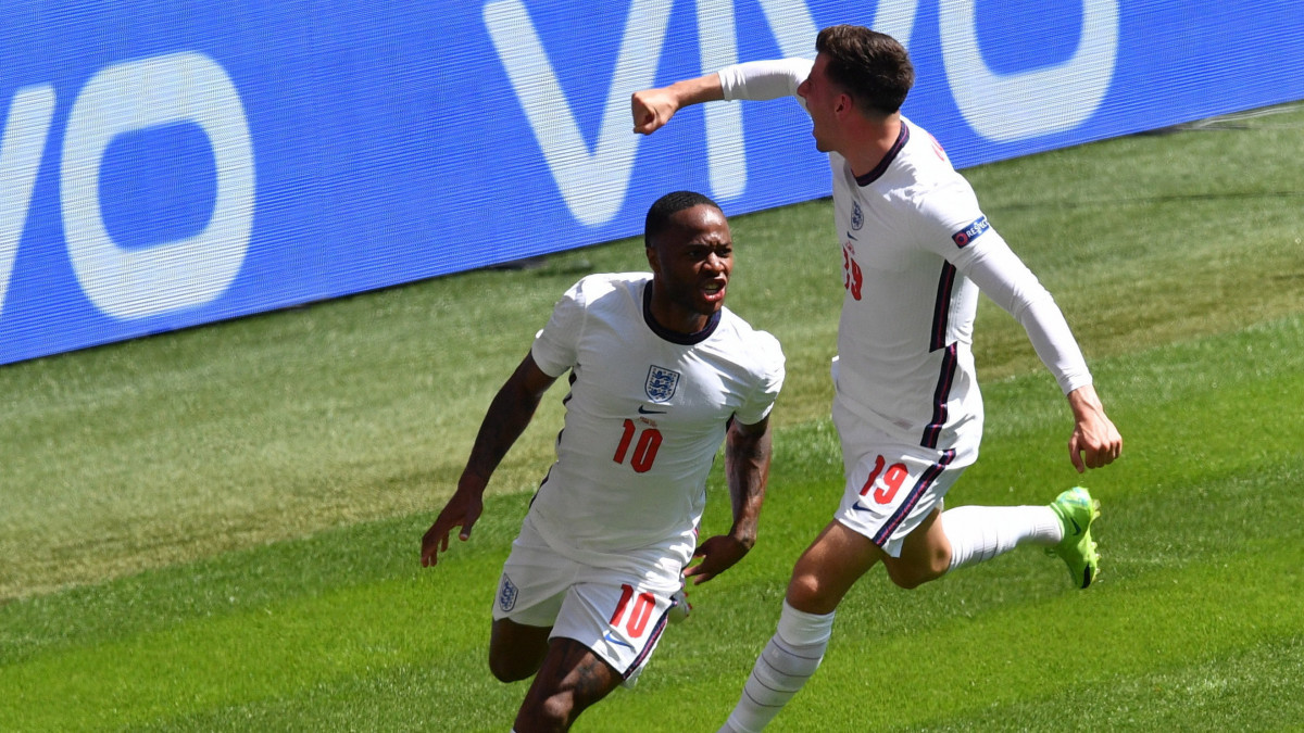 Az angol Raheem Sterling (b) csapattársával, Mason Mounttal ünnepli gólját a koronavírus-járvány miatt 2021-re halasztott 2020-as labdarúgó Európa-bajnokság D csoportjának első fordulójában játszott Anglia-Horvátország mérkőzés előtt a londoni Wembley Stadionban 2021. június 13-án.