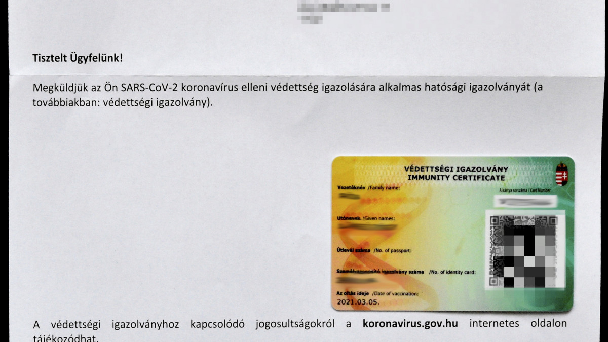 A NISZ Nemzeti Infokommunikációs Szolgáltató Zrt. által kiküldött levél és melléklete a névre kiállított, személyes azonosító adatokat és az oltás idejét tartalmazó védettségi igazolvány. A hatósági igazolvány plasztikkártya, amely tanúsítja, hogy tulajdonosát beoltották a SARS-CoV-2 koronavírus elleni vakcinával és védettnek tekinthető. MTVA/Bizományosi: Róka László  *************************** Kedves Felhasználó!