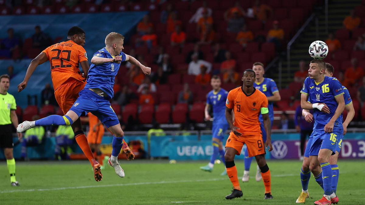 A holland Denzel Dumfries (b) gólt szerez Ukrajna ellen a világméretű koronavírus-járvány miatt 2021-re halasztott 2020-as labdarúgó Európa-bajnokság C csoportjának első fordulójában játszott Hollandia  Ukrajna mérkőzésen az amszterdami Johan Cruyff Arénéban 2021. június 13-án.