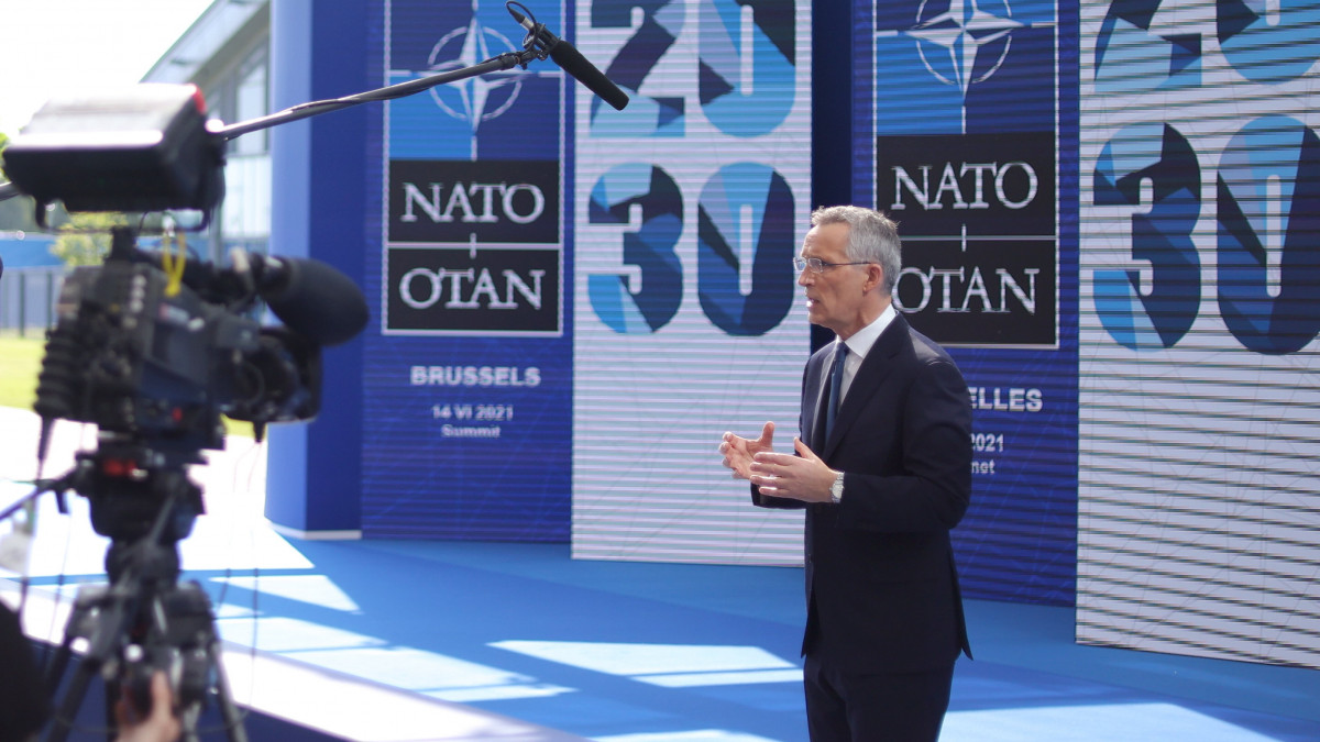 Jens Stoltenberg NATO-főtitkár nyilatkozik a sajtó képviselőinek a NATO-tagországok állam-, illetve kormányfőinek találkozója előtt Brüsszelben 2021. június 14-én.