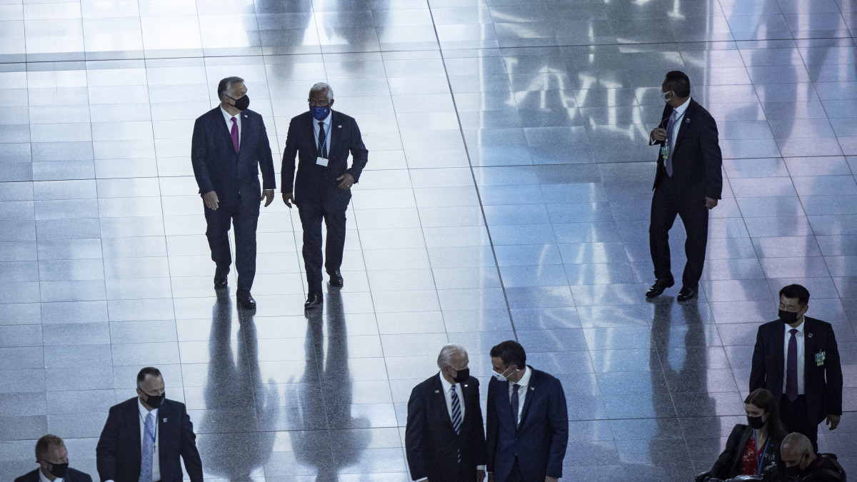 A Miniszterelnöki Sajtóiroda által közreadott képen Orbán Viktor miniszterelnök (b, hátul) és Antonio Costa portugál miniszterelnök (j, hátul) a NATO-tagországok állam-, illetve kormányfőinek találkozóján Brüsszelben 2021. június 14-én. Elöl, középen Joe Biden amerikai elnök.