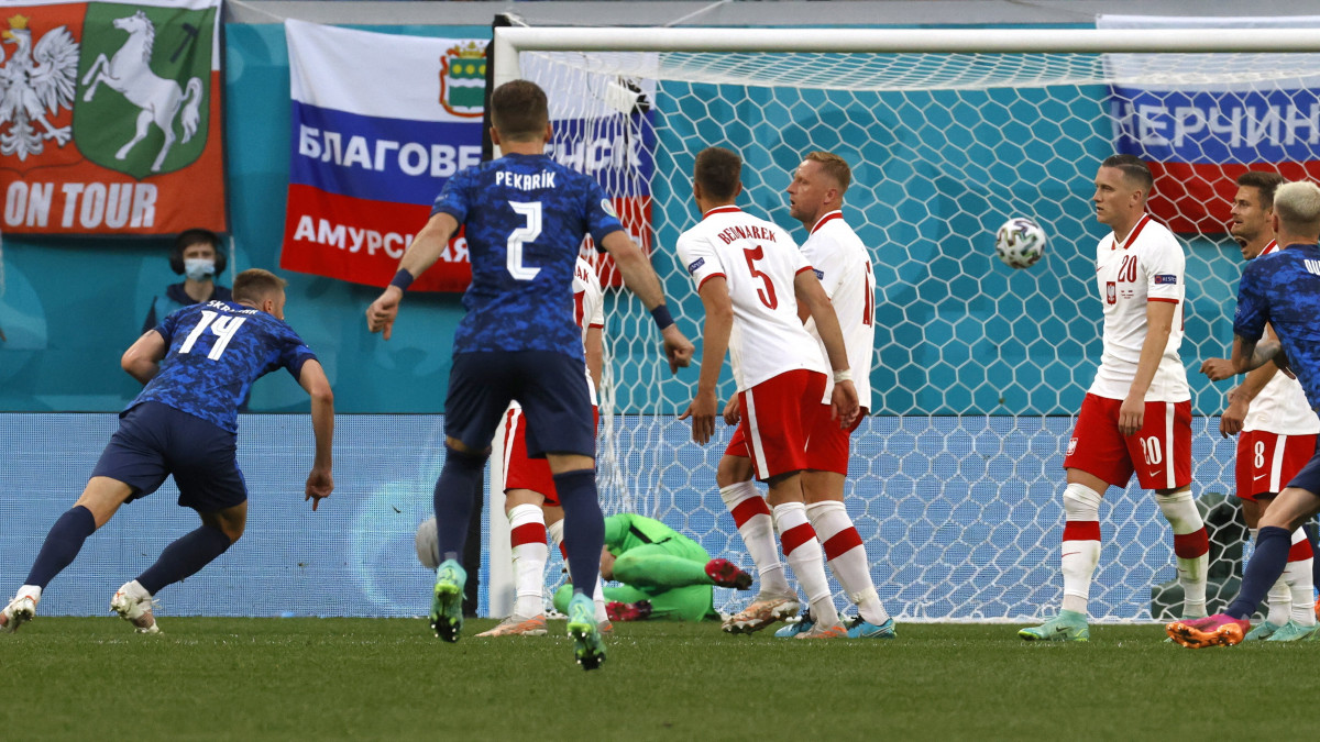 A szlovák Milan Skriniar (b) gólt szerez a világméretű koronavírus-járvány miatt 2021-re halasztott 2020-as labdarúgó Európa-bajnokság E csoportjának első fordulójában játszott Lengyelország-Szlovákia mérkőzésen a szentpétervári Gazprom Arénában 2021. június 14-én.