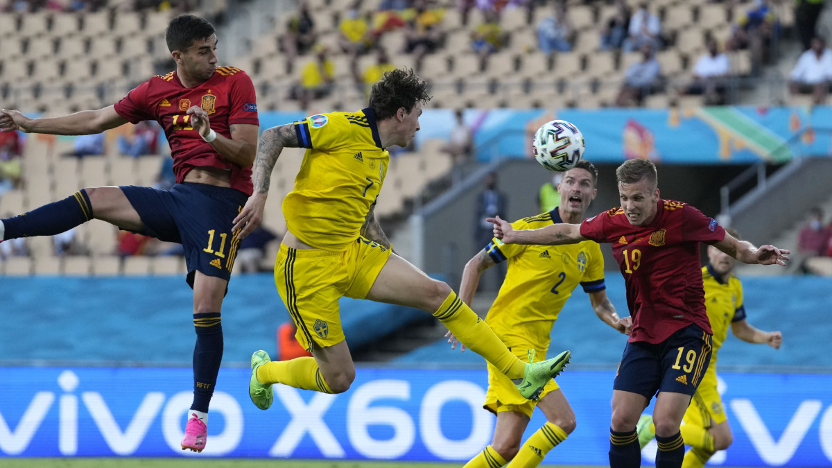 A spanyol Dani Olmo (j) fejel a világméretű koronavírus-járvány miatt 2021-re halasztott 2020-as labdarúgó Európa-bajnokság E csoportjának első fordulójában játszott Spanyolország-Svédország mérkőzésen a sevillai La Cartuja stadionban 2021. június 14-én.