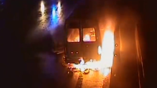 Színi társulat kisbusza lett a lángok martalékává – videón, ahogy mentették a felszerelést