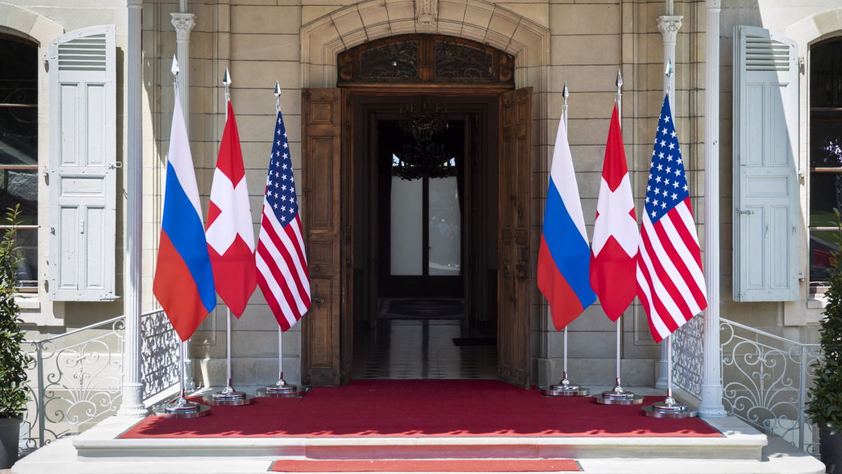 Orosz, svájci és amerikai zászlók a Genfi-tó partján található La Grange-villa bejáratánál 2021. június 15-én, egy nappal Vlagyimir Putyin orosz és Joe Biden amerikai elnök csúcstalálkozója előtt. A La Grange-villa lesz a két államfő csúcstalálkozójának a helyszíne.