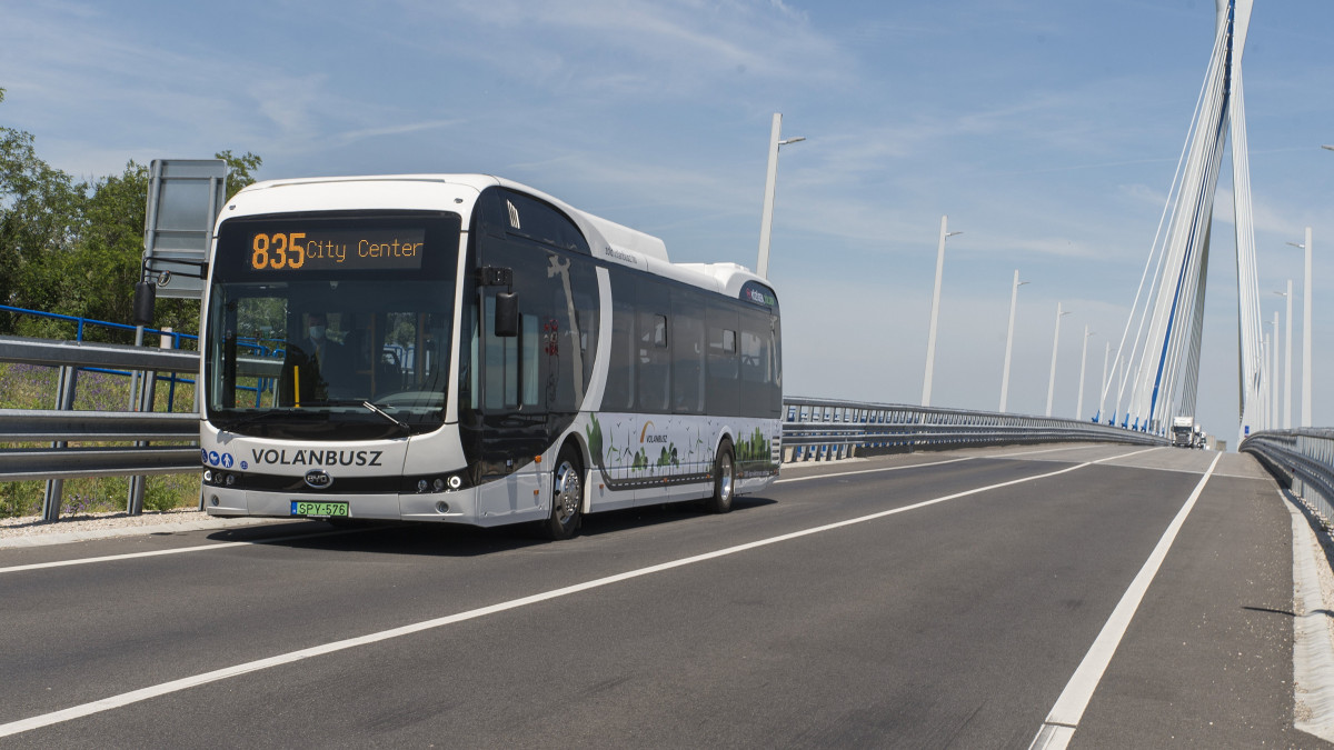 A Volánbusz új, BYD K9UB típusú elektromos busza a Komáromot és Révkomáromot összekötő monostori-hídon 2021. június 15-én. A Volánbusz első Magyarországon gyártott elektromos meghajtású autóbusza Komárom és Révkomárom között fog közlekedni.