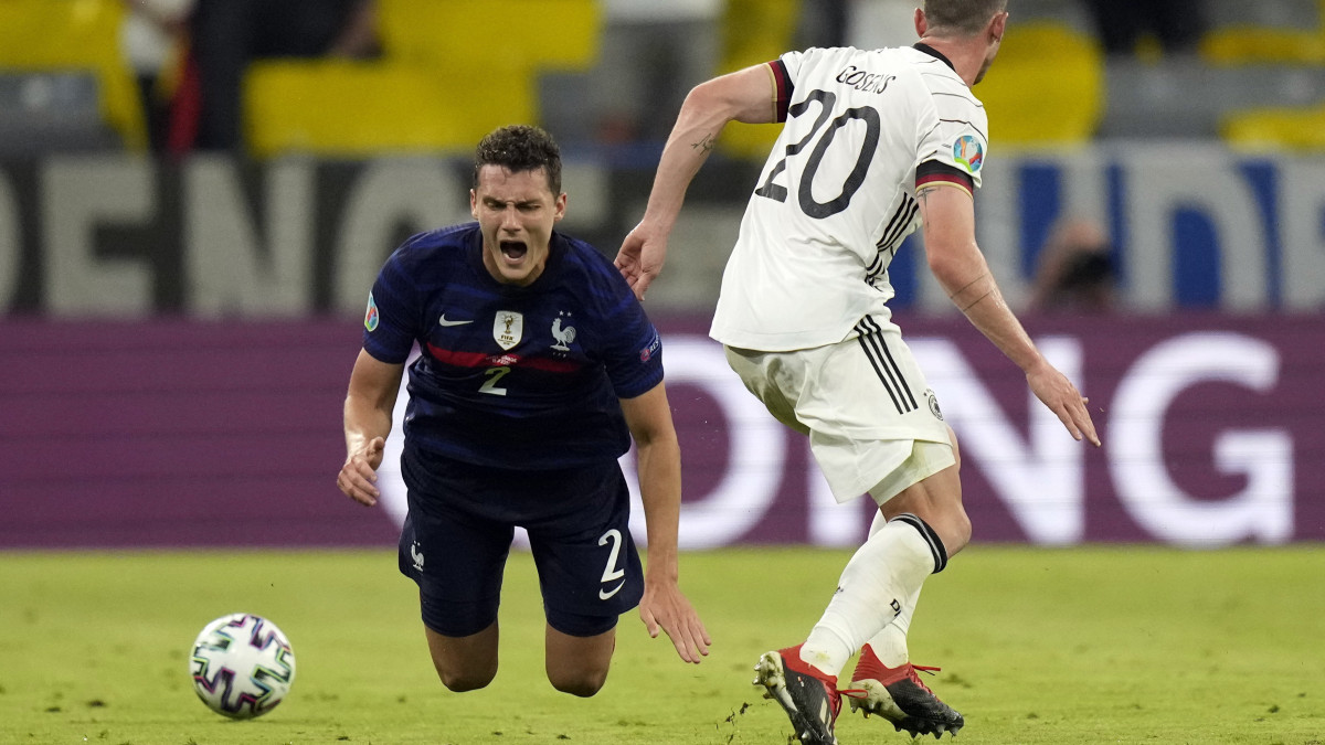 A német Robin Gosens (b) és a francia Benjamin Pavard a koronavírus-járvány miatt 2021-re halasztott 2020-as labdarúgó Európa-bajnokság F csoportjának első fordulójában játszott Franciaország - Németország mérkőzésen a müncheni Allianz Arénában 2021. június 15-én.