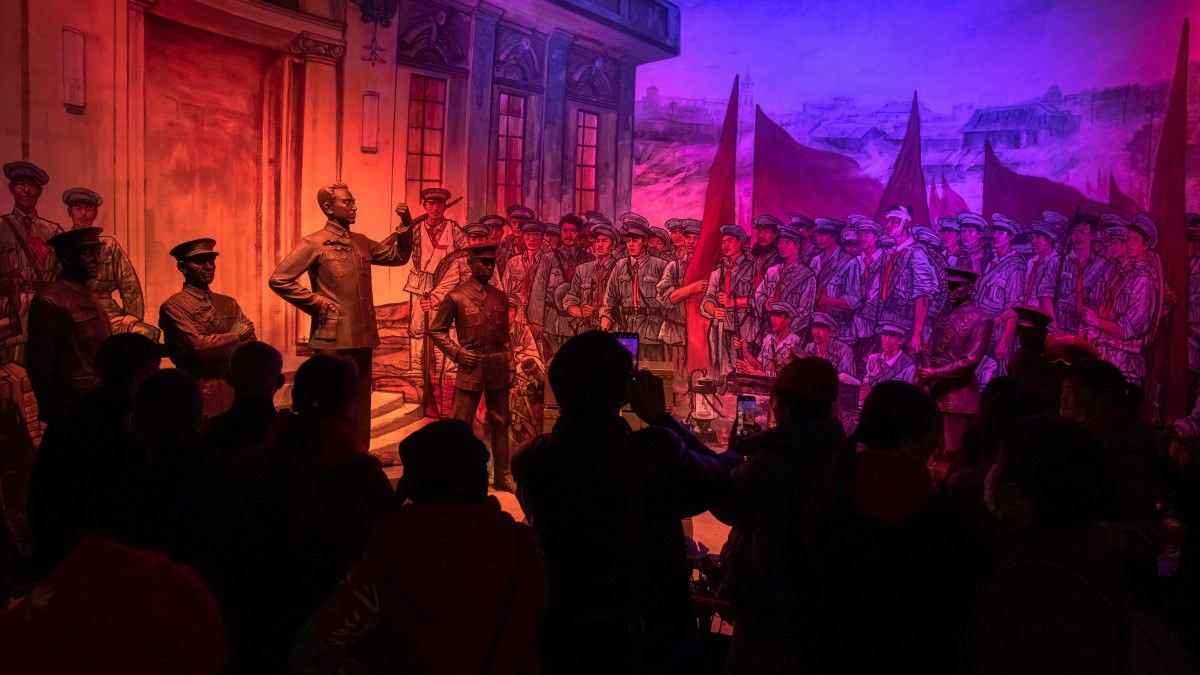 Turisták a délkelet-kínai Csianghszi tartománybeli Csingkangsan város Forradalmi Múzeumában 2021. április 8-án. A Kínai Kommunista Párt megalakításának július 1-jei századik évfordulója alkalmából nagy számban keresik fel turisták a párt történetét és ideológiáját bemutató csingkangsani múzeumot. Csingkangsant, ahol 1927-ben Mao Ce-tung néhai kínai kommunista vezető létrehozta a kínai forradalom vidéki bázisát, a kommunista forradalom bölcsőjének tartják.