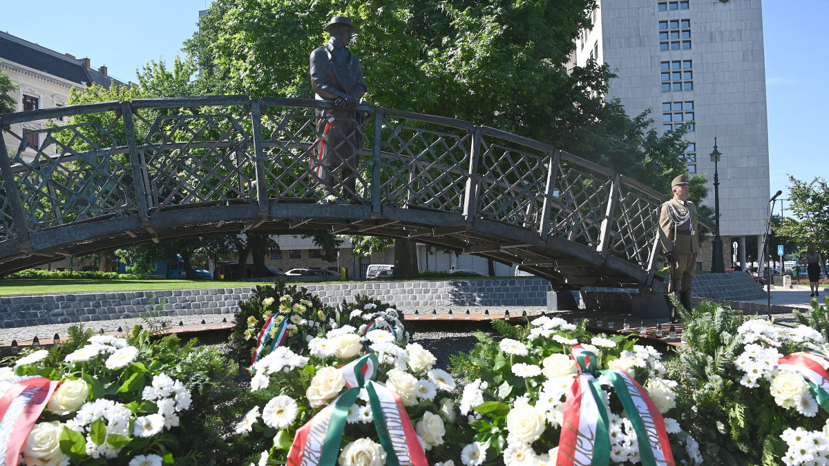Katona az 56-os vértanúk emléknapján rendezett ünnepségen, Nagy Imre néhai miniszterelnök és mártírtársai kivégzésének 63. és újratemetésének 32. évfordulóján a mártírhalált halt miniszterelnök Jászai Mari téri szobránál 2021. június 16-án.