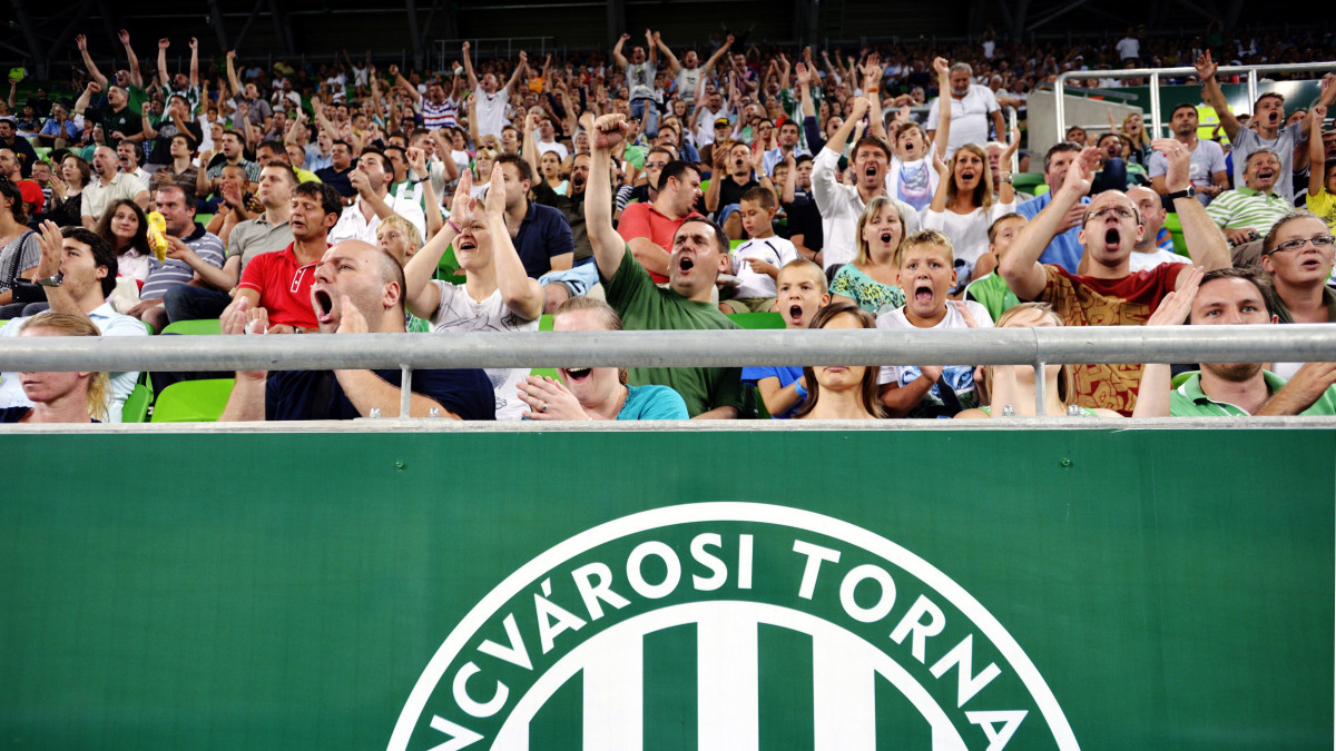 Szurkolók a Ferencváros - Újpest öregfiúk labdarúgó-mérkőzésen a zöld-fehérek új otthonának, a Groupama Arénának a főpróbáján az Üllői úton 2014. augusztus 4-én.