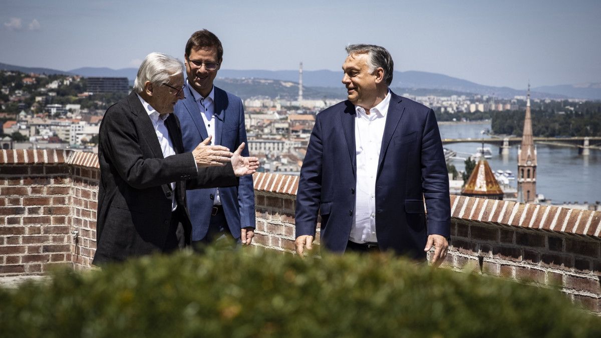 A Miniszterelnöki Sajtóiroda által közreadott képen Orbán Viktor miniszterelnök (j) megbeszélést folytat Wolfgang Schüssel korábbi osztrák szövetségi kancellárral, a Konrad Adenauer Alapítvány kuratóriumi elnökével (b) a Karmelita kolostorban 2021. június 16-án. Orbán Viktor a gazdasági újraindításról és az európai politikai változásokról tárgyalt Wolfgang Schüssellel. A megbeszélésen részt vett Gulyás Gergely, a Miniszterelnökséget vezető miniszter (k) is.