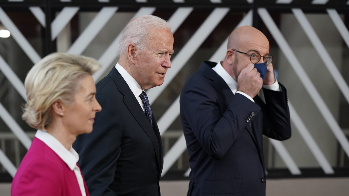 Ursula von der Leyen, az Európai Bizottság elnöke,  Joe Biden amerikai elnök és Charles Michel, az Európai Tanács elnöke (b-j) az Európai Unió-Egyesült Államok csúcsértekezleten Brüsszelben 2021. június 15-én.