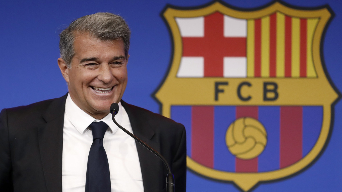 Joan Laporta, a Barcelona spanyol labdarúgóklub elnöke a márciusi megválasztása utáni első sajtóértekezletét tartja Barcelonában 2021. május 28-án.