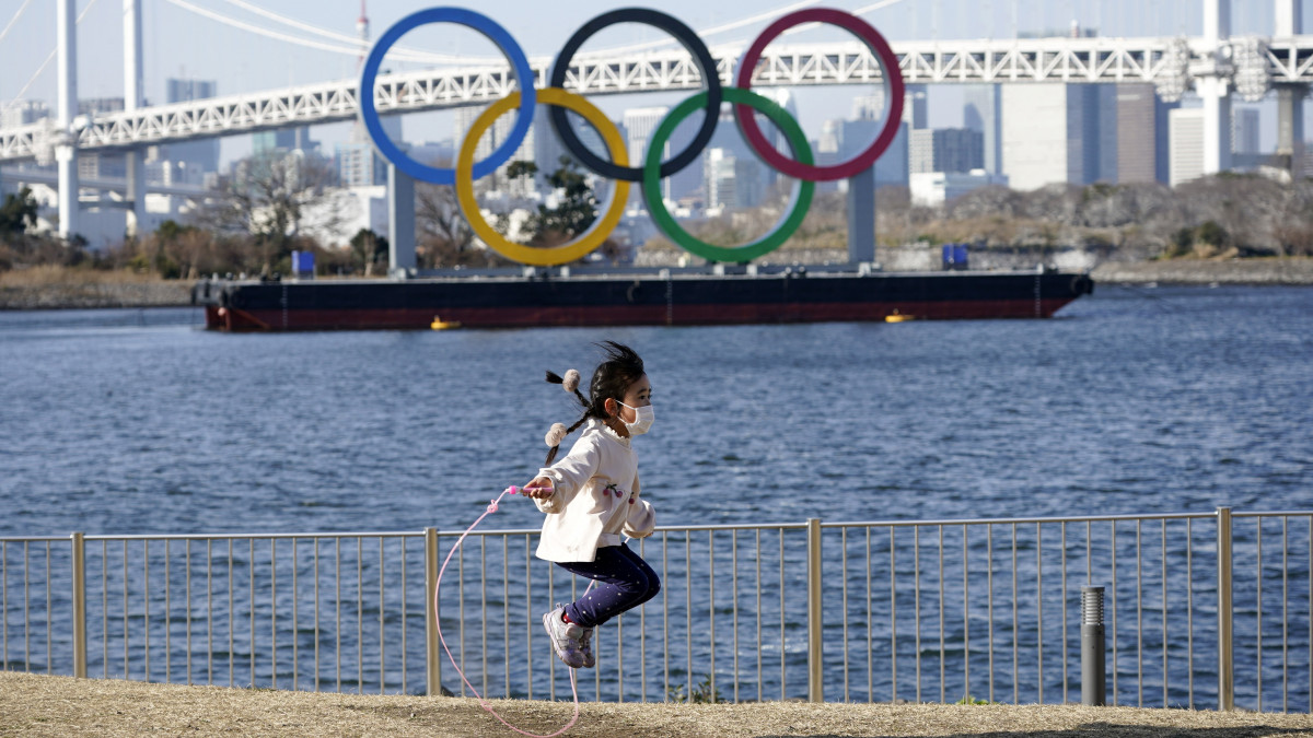 Az olimpiai öt karika a tokiói Odaiba Marine Parkban 2021. február 11-én. A Kyodo japán hírügynökség hivatalosan meg nem erősített értesülése szerint Mori Josiro, a 2020-as tokiói nyári olimpiát és paralimpiát előkészítő bizottság elnöke lemondani készül a bizottság február 3-i ülésén elhangzott, szexistának tekintett kijelentései miatt. A tokiói nyári játékokat a világméretű koronavírus-járvány miatt 2021-re halasztották.