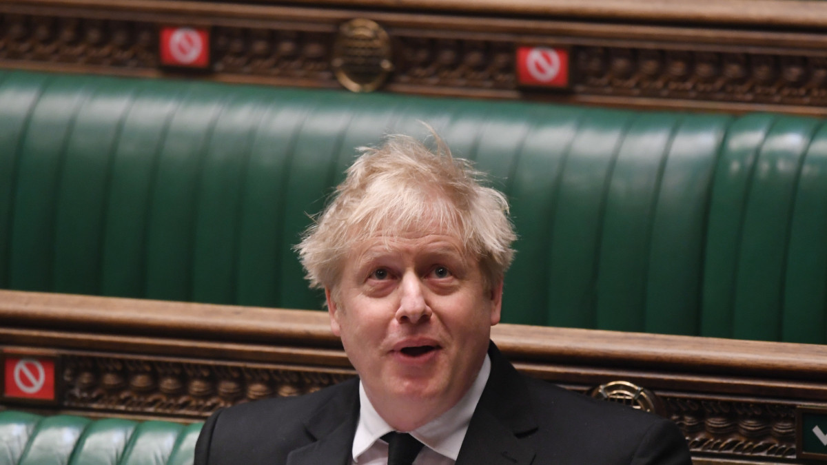A brit parlament által közreadott kép Boris Johnson miniszterelnökről a képviselői kérdések és azonnali miniszterelnöki válaszok szokásos alsóházi órájában a törvényhozás alsóházában, Londonban 2021. április 14-én.