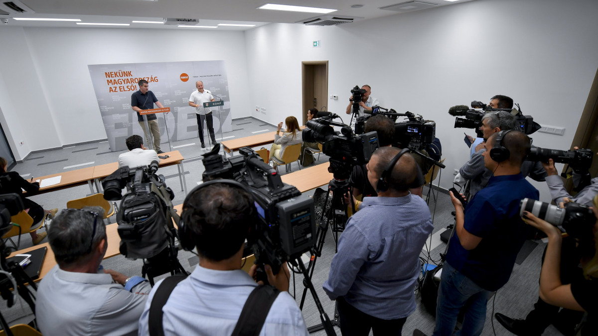 Kocsis Máté, a Fidesz (b) és Simicskó István, a KDNP frakcióvezetője a frakciószövetség kihelyezett üléséről tartott sajtótájékoztatón Debrecenben 2021. június 17-én.
