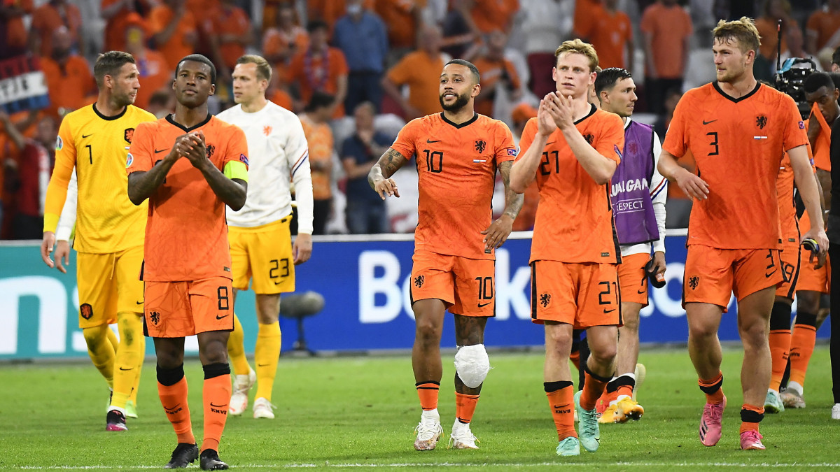 A holland csapat tagjai ünnepelnek, miután megnyerték a koronavírus-járvány miatt 2021-re halasztott 2020-as labdarúgó Európa-bajnokság C csoportjának második fordulójában játszott Hollandia-Ausztria mérkőzést az amszterdami Johan Cruyff Arenában 2021. június 17-én.
