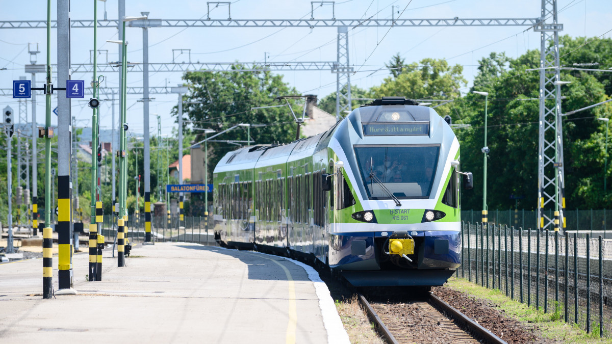 Flirt típusú villamos motorvonat a balatonfüredi vasútállomáson az észak-balatoni vasútvonal mintegy 24 milliárd forintból villamosított, Szabadbattyán és Balatonfüred közti szakasza avatásának napján, 2021. június 18-án.
