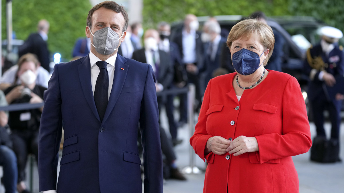 Angela Merkel német kancellár (j) fogadja Emmanuel Macron francia elnököt Berlinben 2021. június 18-án.
