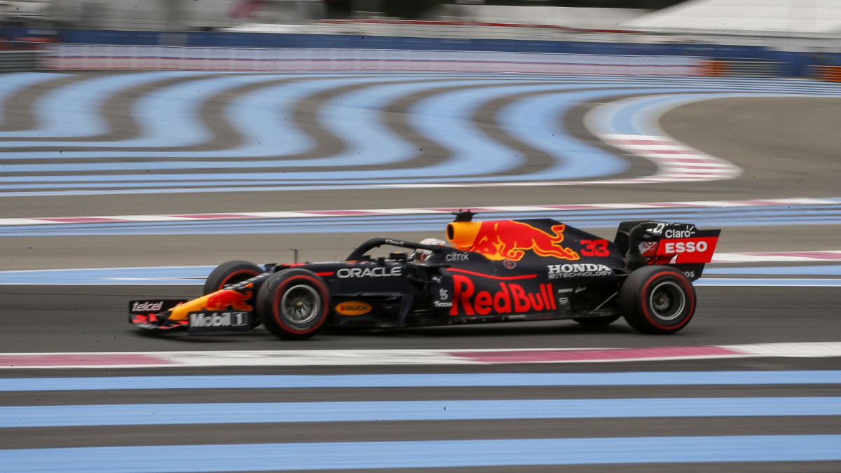 Max Verstappen, a Red Bull holland versenyzője a Forma-1-es autós gyorsasági világbajnokság Francia Nagydíjának harmadik szabadedzésén a Paul Ricard versenypályán, a dél-franciaországi Le Castellet-ben 2021. június 19-én. A futamot június 20-án rendezik.