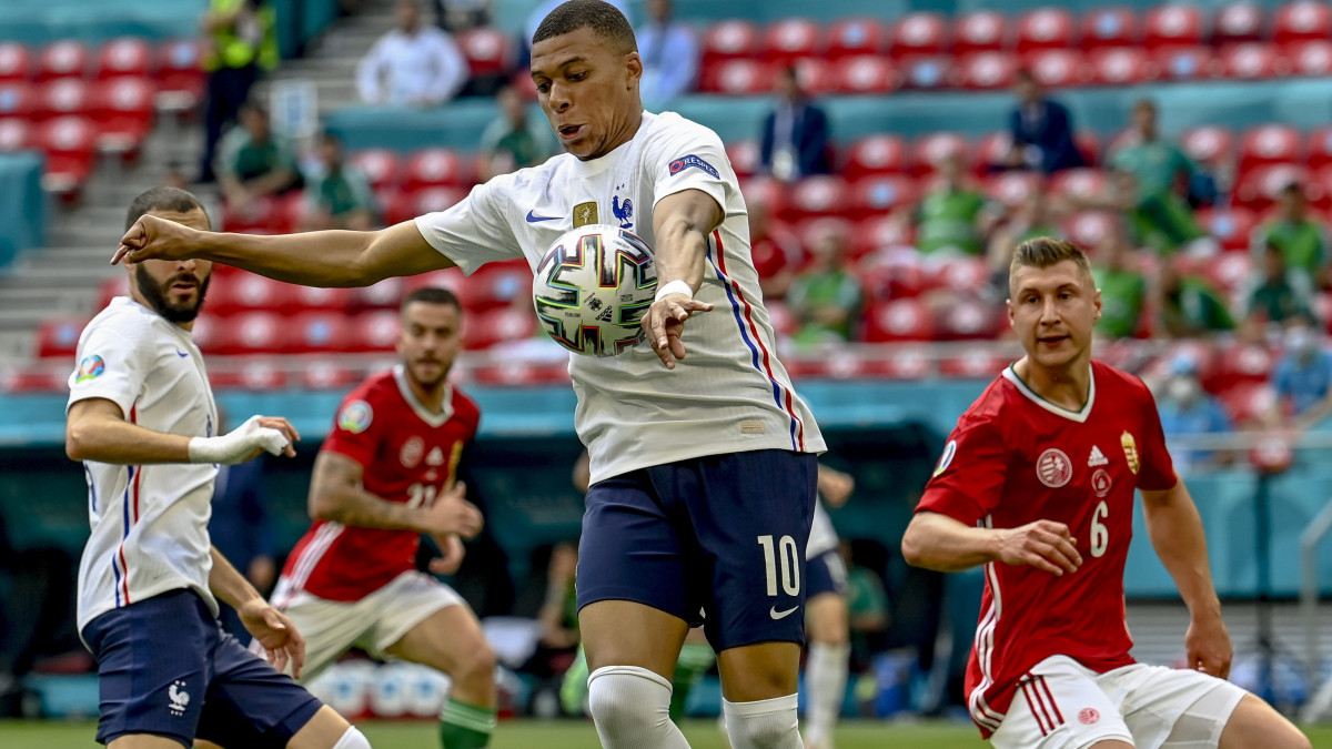 Willi Orbán (j), valamint a francia Kylian Mbappé (k) és Karim Benzema (b) a koronavírus-járvány miatt 2021-re halasztott 2020-as labdarúgó Európa-bajnokság F csoportjának második fordulójában játszott Magyarország - Franciaország mérkőzésen a Puskás Arénában 2021. június 19-én.