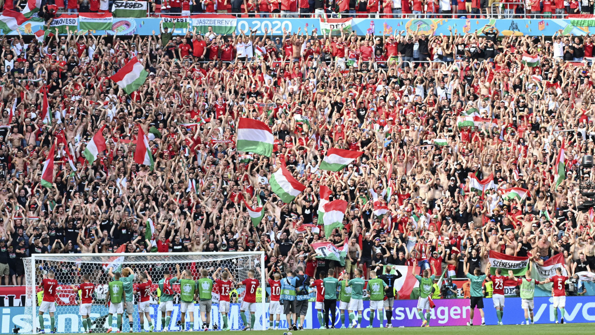 A magyar szurkolók ünnepelnek, miután a válogatott 1-1-es döntetlent játszott a koronavírus-járvány miatt 2021-re halasztott 2020-as labdarúgó Európa-bajnokság F csoportjának második fordulójában rendezett Magyarország - Franciaország mérkőzésen a Puskás Arénában 2021. június 19-én.