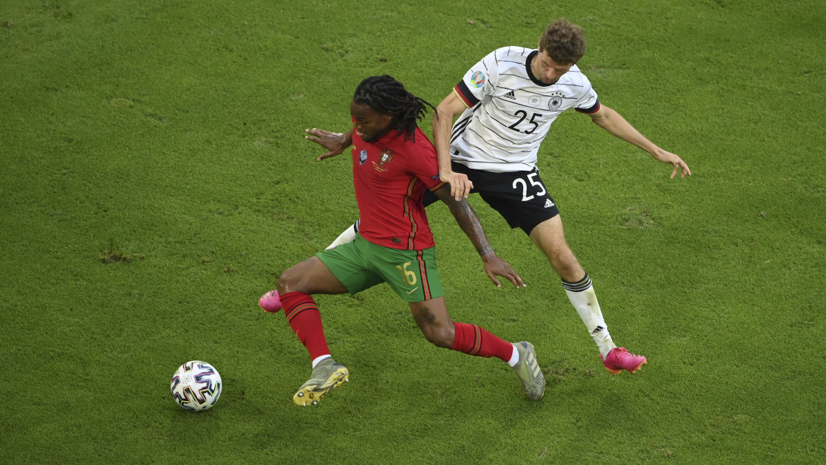 A portugál Renato Sanches (j) és a német Thomas Müller a koronavírus-járvány miatt 2021-re halasztott 2020-as labdarúgó Európa-bajnokság F csoportjának második fordulójában játszott Portugália-Németország mérkőzésen Münchenben 2021. június 19-én.