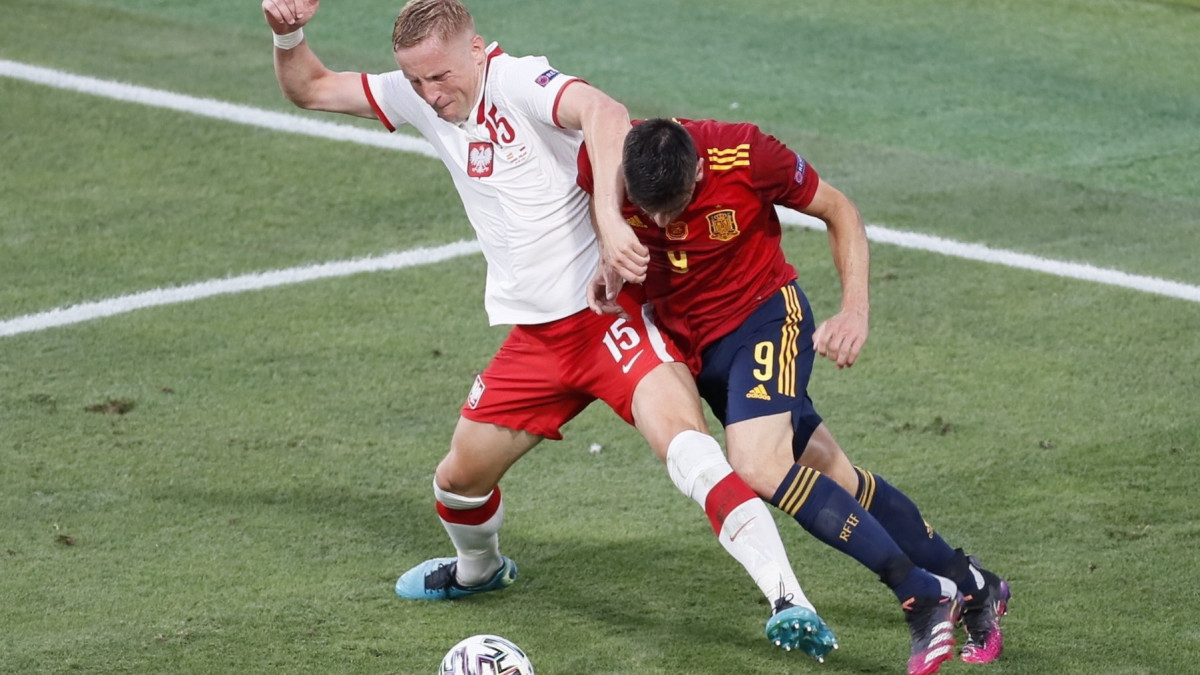 A lengyel Kamil Glik (b) és a spanyol Gerard Moreno a koronavírus-járvány miatt 2021-re halasztott 2020-as labdarúgó Európa-bajnokság E csoportjának második fordulójában játszott Spanyolország-Lengyelország mérkőzésen a sevillai La Cartuja stadionban 2021. június 19-én.