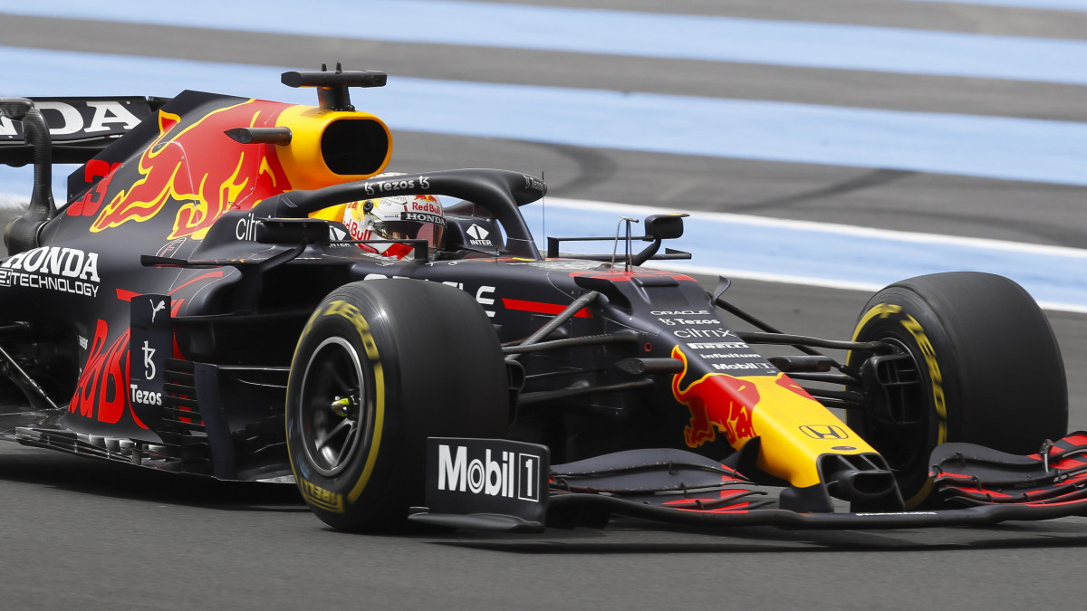 Max Verstappen, a Red Bull holland versenyzője a Forma-1-es autós gyorsasági világbajnokság Francia Nagydíján a Paul Ricard versenypályán, a dél-franciaországi Le Castellet-ben 2021. június 20-án.