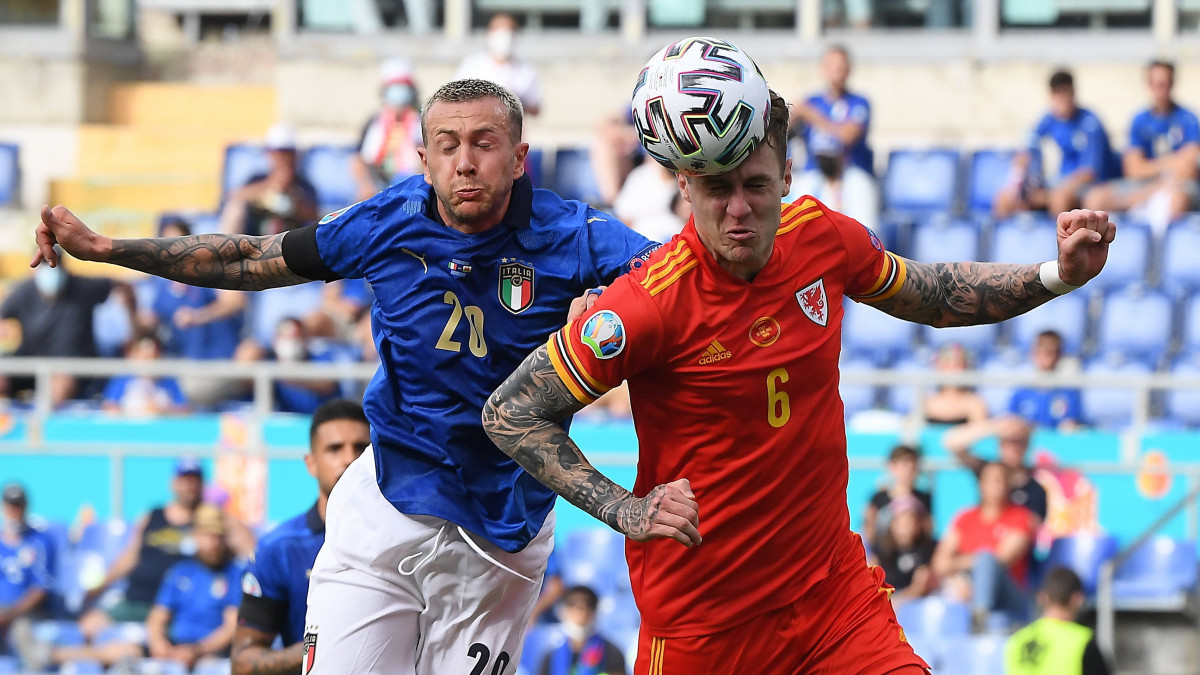 Az olasz Federico Bernardeschi (b) és a walesi Joe Rodon a koronavírus-járvány miatt 2021-re halasztott 2020-as labdarúgó Európa-bajnokság A csoportjának harmadik fordulójában játszott Olaszország - Wales mérkőzésen a római Olimpia Stadionban 2021. június 20-án.