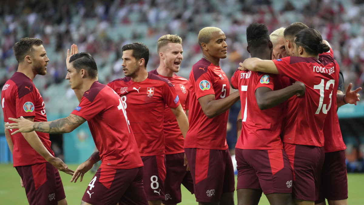 A svájci válogatott tagjai ünnepelnek, miután 3-1-re győztek Törökország ellen a koronavírus-járvány miatt 2021-re halasztott 2020-as labdarúgó Európa-bajnokság A csoportjának harmadik fordulójában játszott Svájc  Törökország mérkőzésen a bakui Olimpia Stadionban 2021. június 20-án.