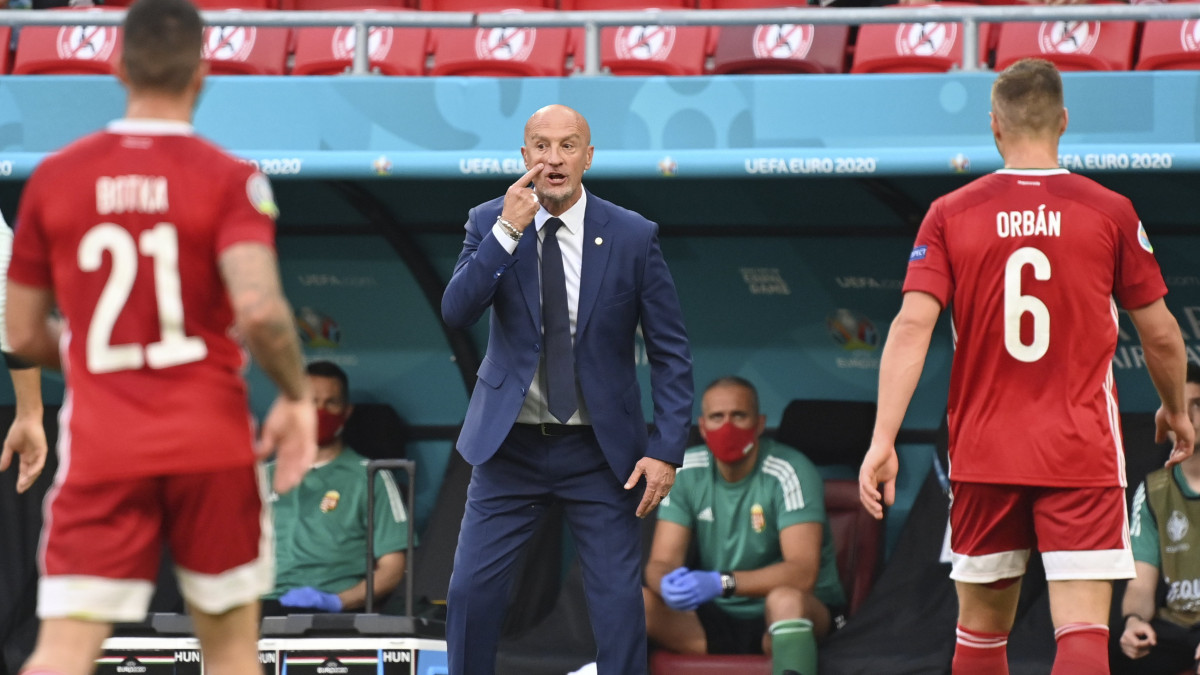 Marco Rossi magyar szövetségi kapitány (k) a koronavírus-járvány miatt 2021-re halasztott 2020-as labdarúgó Európa-bajnokság F csoportjának első fordulójában játszott Magyarország - Portugália mérkőzésen a Puskás Arénában 2021. június 15-én.