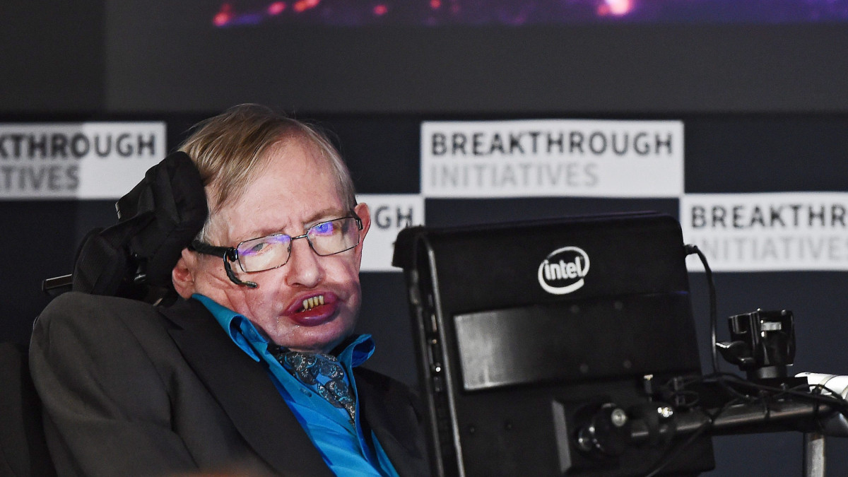 Stephen Hawking brit tudós a Jurij Milner orosz milliárdossal közös tudományos kezdeményezését bejelentő sajtókonferencián Londonban 2015. július 20-án. Milner 100 millió dollárt ajánlott fel arra, hogy civilizált életformát leljenek fel az univerzumban. A feladathoz maga választott ki tudósokat, az egyikük Hawking.