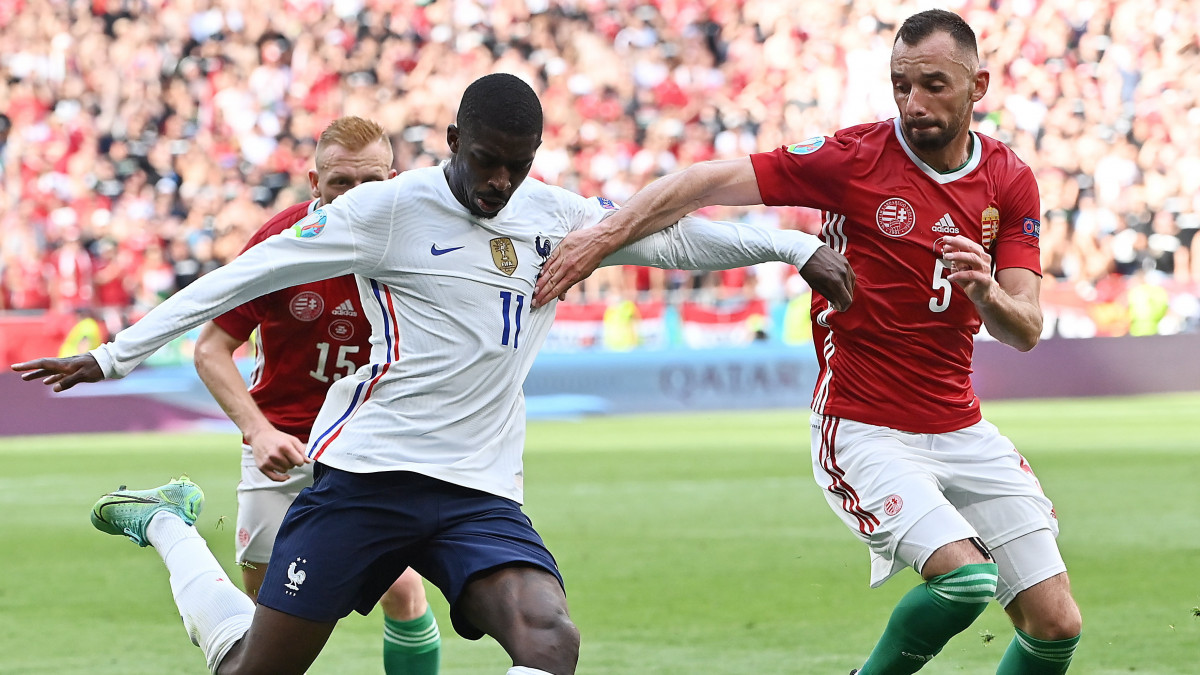Fiola Attila (j) és a francia Ousmane Dembele a koronavírus-járvány miatt 2021-re halasztott 2020-as labdarúgó Európa-bajnokság F csoportjának második fordulójában játszott Magyarország - Franciaország mérkőzésen a Puskás Arénában 2021. június 19-én.