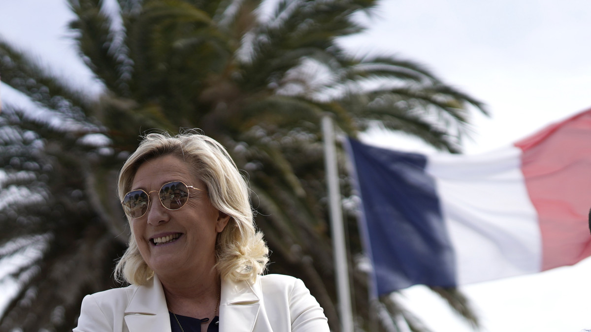 A 2021. június 21-én közreadott képen Marine le Pen, a francia jobboldali Nemzeti Tömörülés (RN) párt elnöke sajtótájékoztatót tart a dél-franciaországi Toulonban június 17-én. A francia regionális választások első fordulójában 2021. június 20-án Le Pen pártjának gyenge szereplése meglepetést  okozott, miután a felmérések azt jelezték, hogy az előző, hat évvel ezelőtti regionális választások első fordulójához hasonlóan a régiók felében az élen végezhet, a második fordulóban pedig akár két régió irányítását is megszerezheti. Az exit poll alapján azonban úgy tűnik, hogy erre sehol nem maradt esélye.