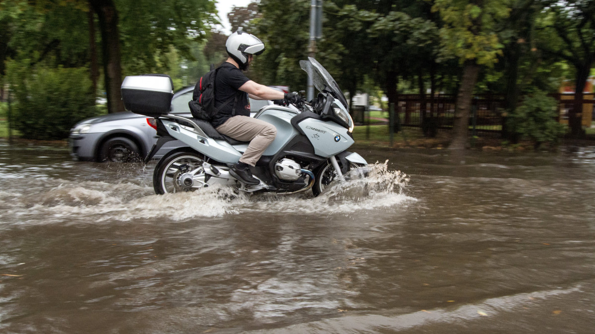 Motoros halad a heves zápor után esővízzel borított győri Bem téren 2020. augusztus 17-én.