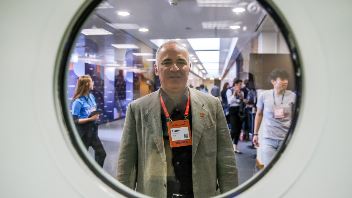 Garri Kaszparov korábbi sakkvilágbajnok a 8. alkalommal rendezett négynapos Web Summit évenkénti nemzetközi technológiai konferencián a lisszaboni Altice Arénában 2018. november 7-én.