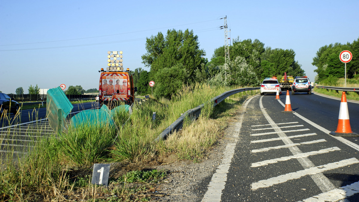 Baleset helyszíne az M7-es autópálya Letenye felé vezető oldalán, a tárnoki kihajtónál, ahol egy személygépkocsi lesodródott az útról, majd árokba csapódot 2021. június 23-án. A balesetben az autó vezetője meghalt.