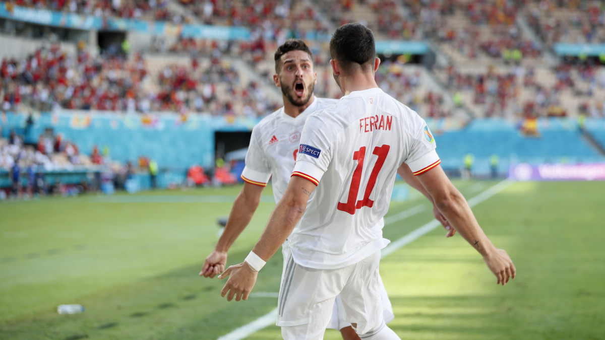 A spanyol Ferran Torres (j) csapattársával, Kokéval ünnepel, miután belőtte válogatottja negyedik gólját a koronavírus-járvány miatt 2021-re halasztott 2020-as labdarúgó Európa-bajnokság E csoportjának harmadik fordulójában játszott Szlovákia-Spanyolország mérkőzésen Sevillában 2021. június 23-án.