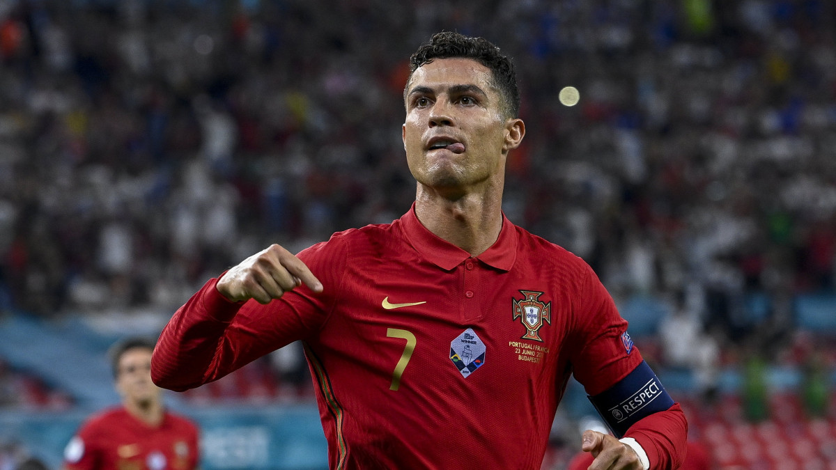 A portugál Cristiano Ronaldo gólöröme a koronavírus-járvány miatt 2021-re halasztott 2020-as labdarúgó Európa-bajnokság F csoportjának utolsó fordulójában játszott Portugália - Franciaország mérkőzésen a Puskás Arénában 2021. június 23-án.