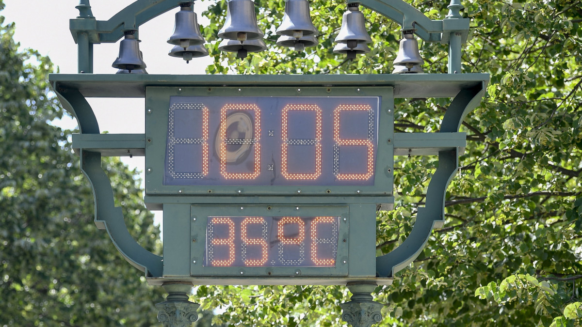 35 Celsius-fokot mutat egy utcai hőmérő a kánikulai melegben a debreceni Kossuth téren 2021. június 23-án.