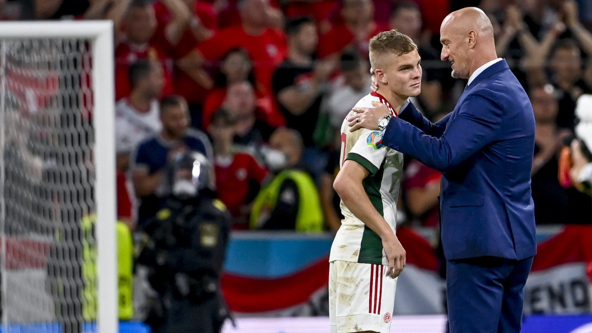 Schafer András (b) és Marco Rossi szövetségi kapitány a koronavírus-járvány miatt 2021-re halasztott 2020-as labdarúgó Európa-bajnokság F csoportjának utolsó fordulójában játszott Németország - Magyarország mérkőzés végén a müncheni Allianz Arénában 2021. június 23-án. Németország-Magyarország 2-2.