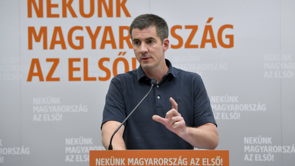 Kocsis Máté, a Fidesz frakcióvezetője a Fidesz-KDNP frakciószövetség kihelyezett üléséről tartott debreceni sajtótájékoztatón 2021. június 17-én.
