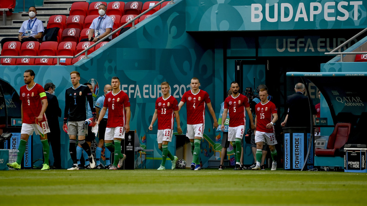 A magyar csapat kivonul a koronavírus-járvány miatt 2021-re halasztott 2020-as labdarúgó Európa-bajnokság F csoportjának második fordulójában játszott Magyarország - Franciaország mérkőzésre a Puskás Arénában 2021. június 19-én.