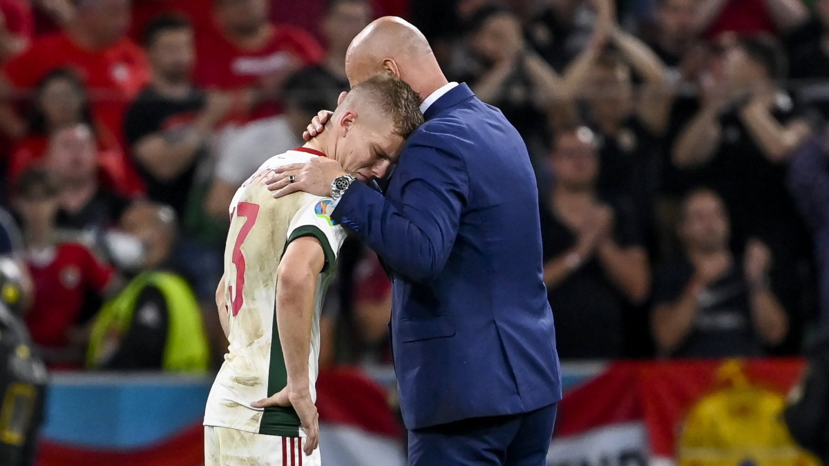 Schäfer András (b) és Marco Rossi szövetségi kapitány a koronavírus-járvány miatt 2021-re halasztott 2020-as labdarúgó Európa-bajnokság F csoportjának utolsó fordulójában játszott Németország - Magyarország mérkőzés végén a müncheni Allianz Arénában 2021. június 23-án. Németország-Magyarország 2-2.