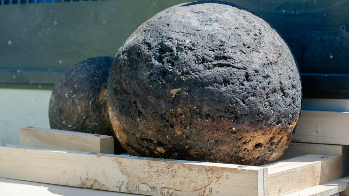 A török korból származó hatalmas ágyúgolyó került elő a Lánchíd mellől