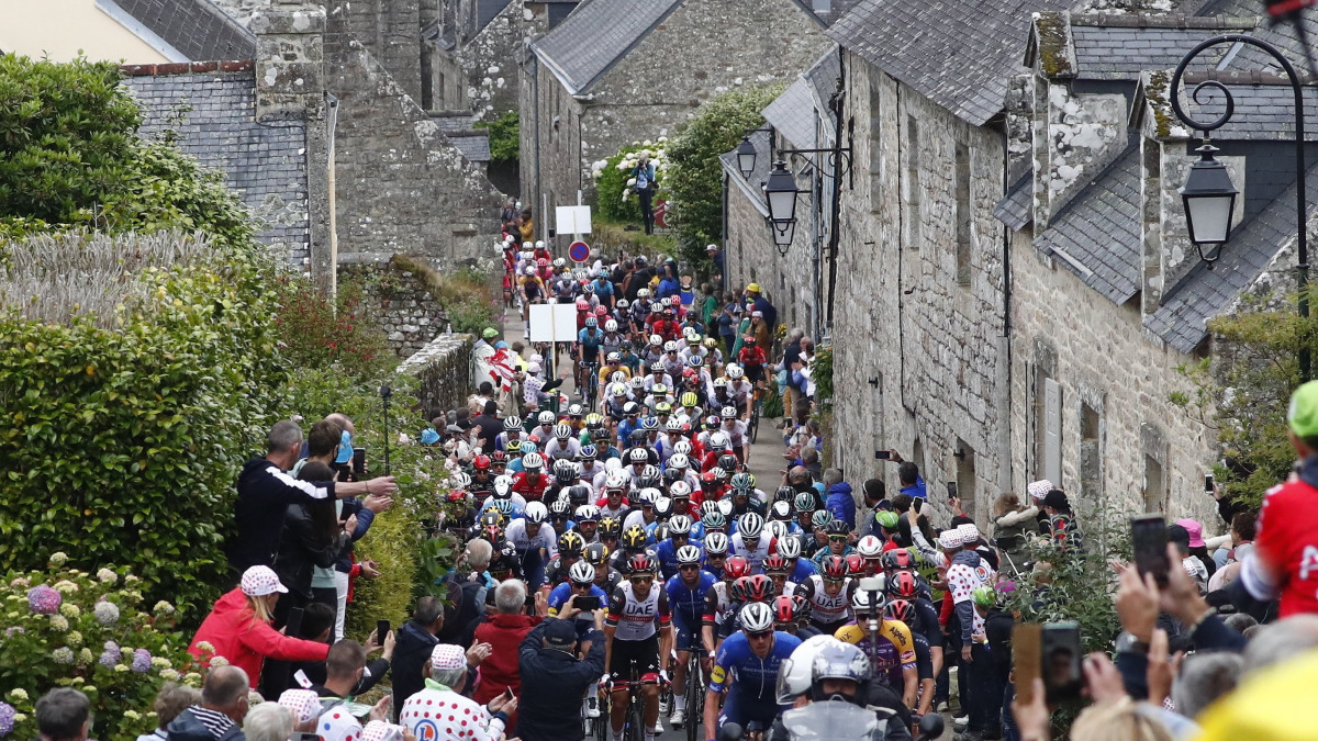 Loncornanon hajt át a mezőny a 108. Tour de France profi országúti kerékpáros körverseny első, Brest és Landerneau közötti 197,8 kilométeres szakaszán 2021. június 26-án.