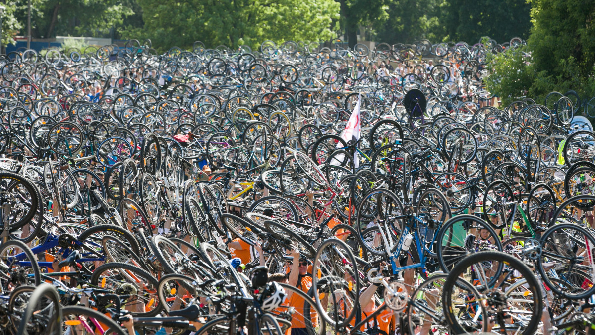 Magasba emelik kerékpárjukat az I Bike Budapest kerékpáros felvonulás résztvevői a Városligetben 2021. június 26-án.