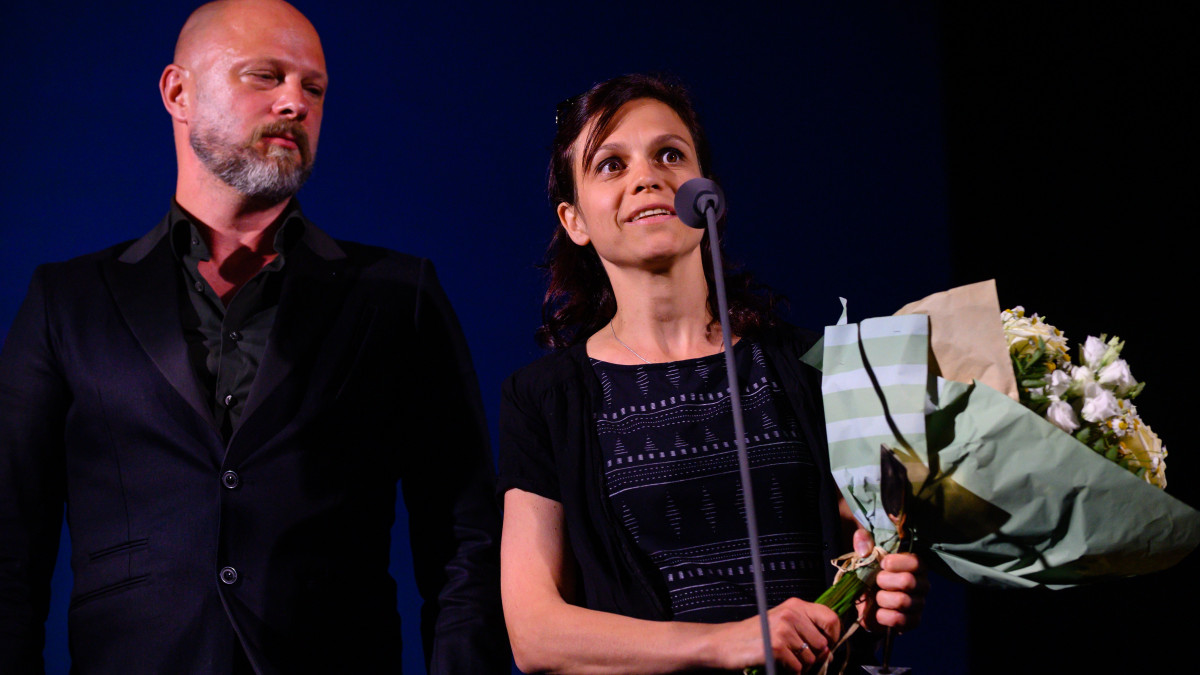 Köves Ábel producer és Dombrovszky Linda rendező, miután átvették a legjobb tévéfilmért járó díjat a Pilátus című alkotásért a Magyar Mozgókép Fesztivál balatonfüredi díjátadó gáláján 2021. június 26-án.